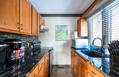 South Pittsburg House | The Loft - Lounge with Grill and Hot Tub!