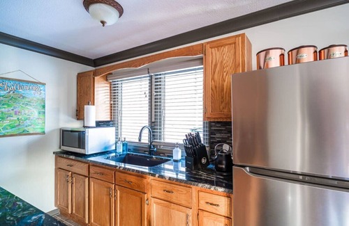 South Pittsburg House | The Loft - Lounge with Grill and Hot Tub!
