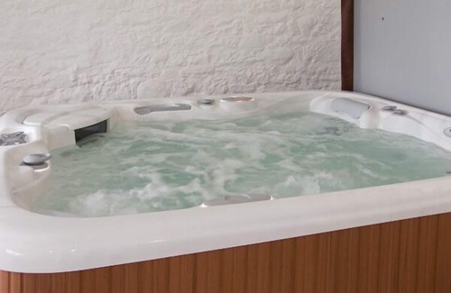 Annan Cottage | THE LOFT, pet friendly, with hot tub in Annan