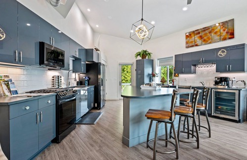 Egg Harbor Apartment | The Loft – Stylish Walkable Egg Harbor Retreat, Pet-Friendly Stay
