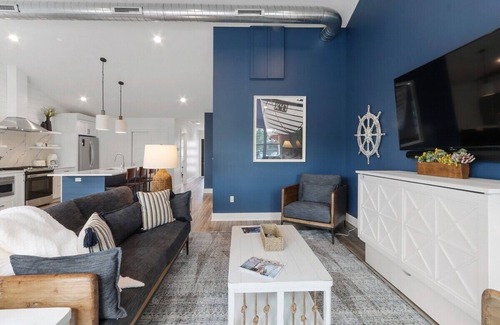 Lake Geneva Apartment | The Lofts of Brick and Mortar-Lake Loft |Luxury |Walk-Out Balcony |2 Kings |Parking for 2 |Downtown