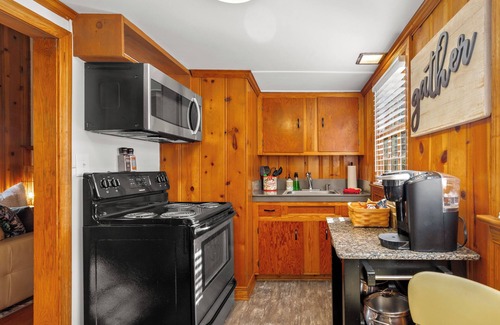 Petersburg Cottage | The “Lofty Cottage” Charming 1-bedroom cottage in marvelous Petersburg