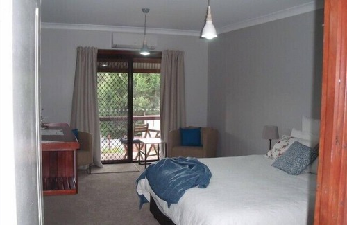 Pemberton Hotel | The Log Cabin B&B - Blue Wren Room