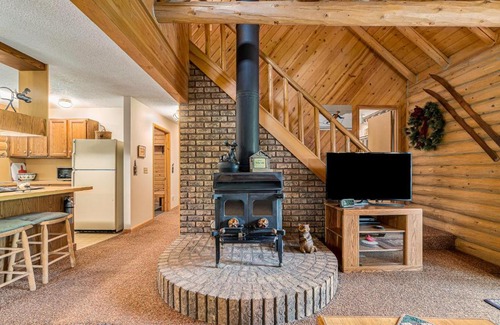 Thompsonville House | The Log Cabin