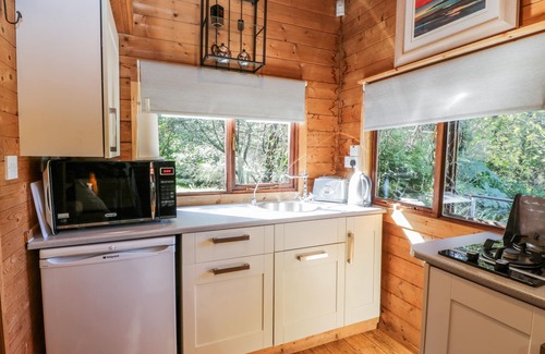 Lerags Cottage | THE LOG CABIN, with hot tub in Oban