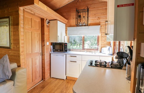 Lerags Cottage | THE LOG CABIN, with hot tub in Oban