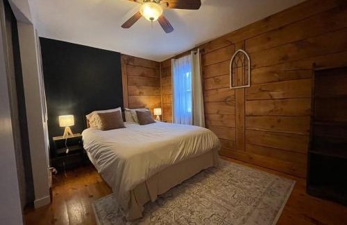 North Algona Wilberforce Ski Chalet | The Log Haus An Countryside Escape