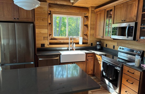 Hayward Cabin | The Log Haus on Round Lake — 6 Bedrooms, 11 Queen Beds