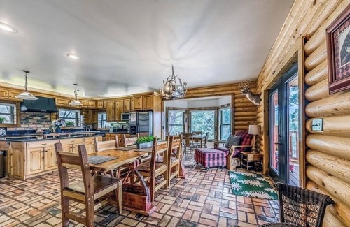 Ruidoso Cabin | The Log Out Lodge, formerly Heaven's Peak, is a 5-bedroom cabin near Midtown