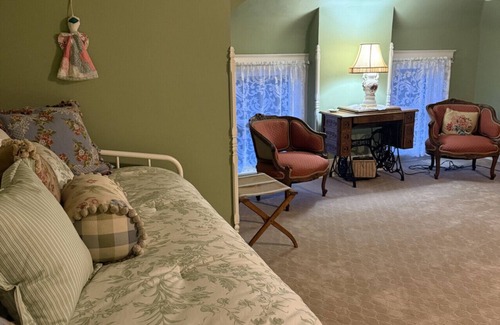 Guthrie Bed & Breakfast | The Logan Room at The Judges Chambers