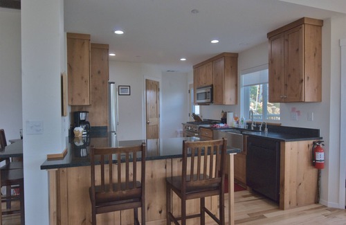 Fish Camp House | The Logger's Retreat at Yosemite - Epic Views! - Family-Friendly - Hot Tub!