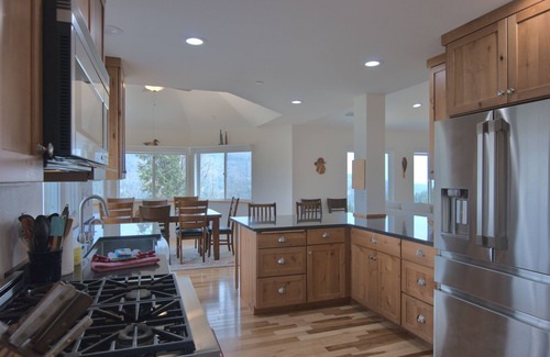 Fish Camp House | The Logger's Retreat at Yosemite - Epic Views! - Family-Friendly - Hot Tub!