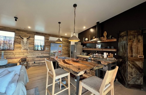 Lone Pine House | The LoneEast nAn Eastern Sierra wilderness retreat