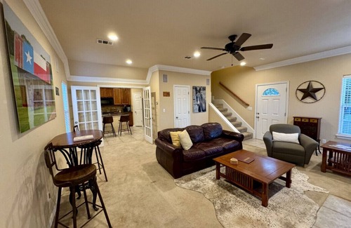 Fredericksburg House | The Lonestar: Pool + Private Deck + Firepit