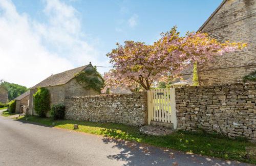 Duntisbourne Abbots House | The Long Barn