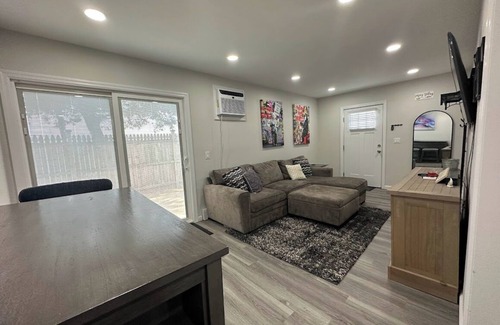 Long Beach Apartment | The Long Beach Gem is a Cozy 3-bedroom apt with a 5min walk to the beach