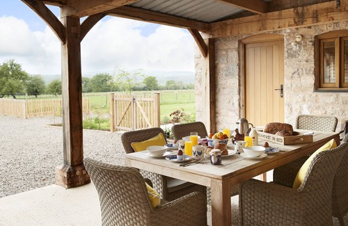 Ruthin House | The Longbarn is a Grade II listed luxury home, fully renovated inside and out.