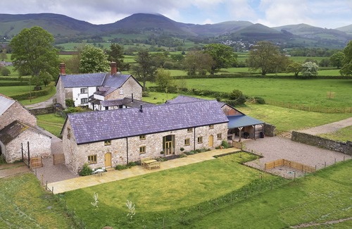 Ruthin House | The Longbarn is a Grade II listed luxury home, fully renovated inside and out.