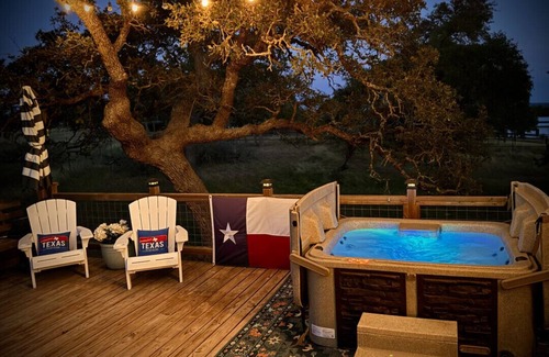 Fredericksburg House | The Longhorn Suite at Grape Creek Country Cottages