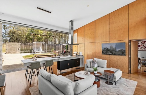 Pokolbin Apartment | The Longhouse - Suite 3 - Iconic Hunter Valley property with 2 en-suite bedrooms and vineyard views
