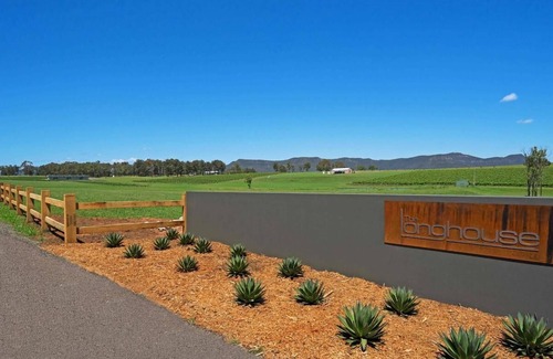 Pokolbin Apartment | The Longhouse - Suite 3 - Iconic Hunter Valley property with 2 en-suite bedrooms and vineyard views