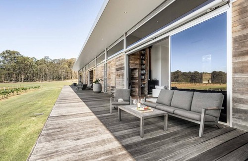 Pokolbin Apartment | The Longhouse - Suite 3 - Iconic Hunter Valley property with 2 en-suite bedrooms and vineyard views