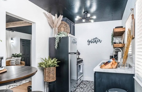 Long Barn Cabin | The Lookout: A Romantic Boho Getaway A/C - Pet Friendly!