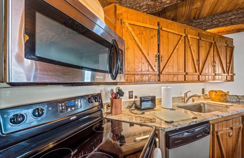 Mentone Cabin | The Lookout at Mentone-log cabin with hot tub & amazing views!