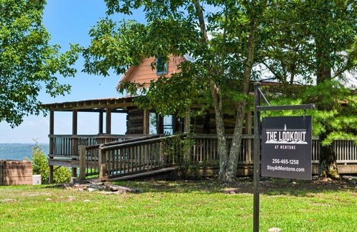 Mentone Cabin | The Lookout at Mentone-log cabin with hot tub & amazing views!