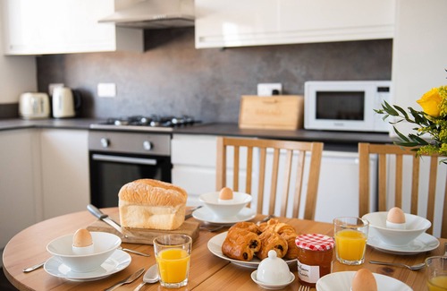 Broadstairs Apartment | The Lookout Broadstairs, 3 bed 2 bath Apt, central, sea views, kids & dogs ok