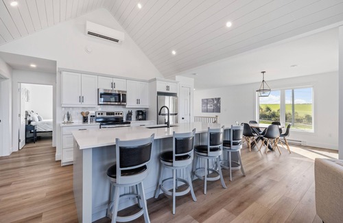 Granville House | The Lookout - Executive Waterview Home
