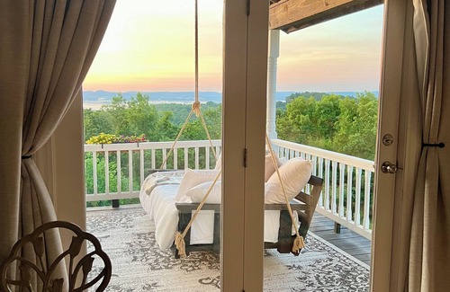 Eureka Springs House | The Lookout House at The Bluebird - 4 bedroom, pet friendly, hot tub, views!