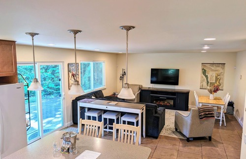 Port Angeles House | “The Lookout Lodge” Lake Sutherland house with private hot tub