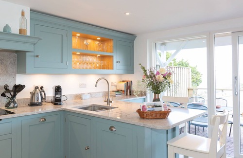 St Ives House | The Lookout- Luxury close to the beach and town with panoramic views and parking