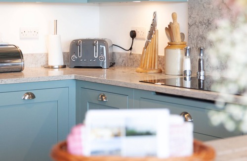 St Ives House | The Lookout- Luxury close to the beach and town with panoramic views and parking