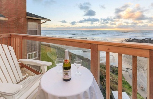 Lincoln City Apartment | The Lookout - Oceanfront, balcony, kitchen.