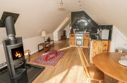 Llangrove Cottage | THE LOOKOUT, pet friendly, with pool in Llangrove