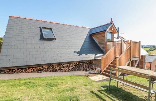 Llangrove Cottage | THE LOOKOUT, pet friendly, with pool in Llangrove