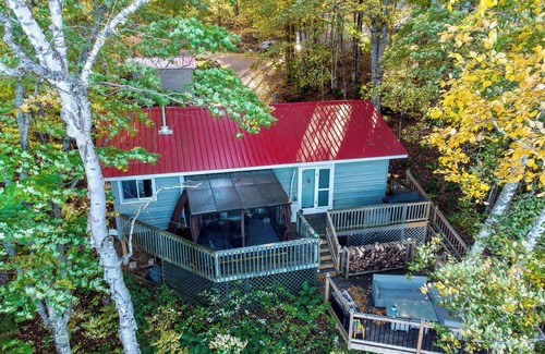 Wollaston Cottage | The Loon Song-Stunning 4-Season Waterfront Cottage With Private Dock & Tiki Bar