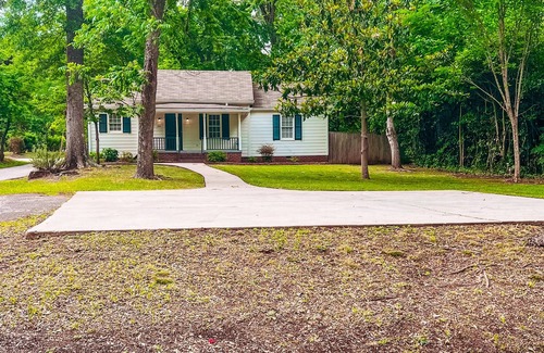 Madison Cottage | The Lotus Cottage 1 bed 1 bath, walking distance to shopping and dining
