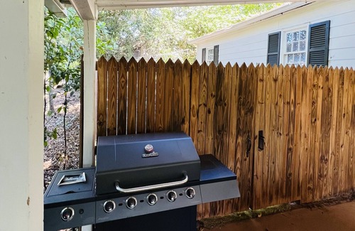 Madison Cottage | The Lotus Cottage 1 bed 1 bath, walking distance to shopping and dining