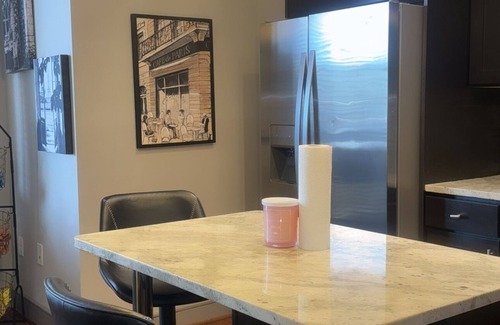 Greenway Plaza-Upper Kirby Condo | THE LOVE ME SUITE UPPER KIRBY HOUSTON GETAWAY