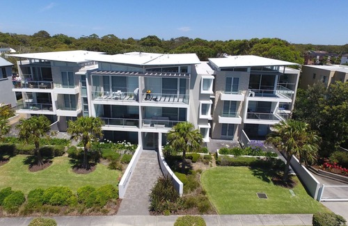 Hawks Nest Apartment | The Love Nest - luxury apartment with stunning views - stroll to beach