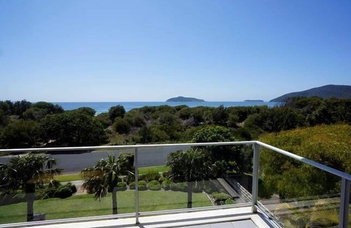 Hawks Nest Apartment | The Love Nest - luxury apartment with stunning views - stroll to beach