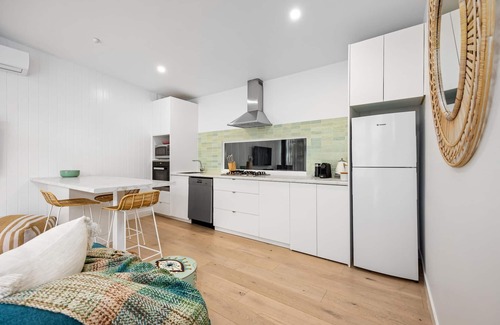 Blairgowrie House | The Love Shack, Blairgowrie - 1 NIGHT FREE!* - Romantic, private bungalow, walk to Blairgowrie village and beach
