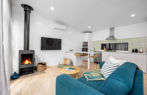 Blairgowrie House | The Love Shack, Blairgowrie - 1 NIGHT FREE!* - Romantic, private bungalow, walk to Blairgowrie village and beach