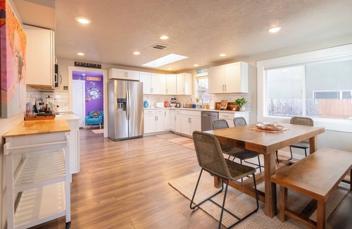 South Boise Village House | The Love Shack! Great Location-Close to BSU & Downtown, 9 mins to the Airport!