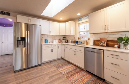 South Boise Village House | The Love Shack! Great Location-Close to BSU & Downtown, 9 mins to the Airport!