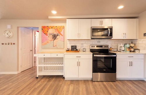 South Boise Village House | The Love Shack! Great Location-Close to BSU & Downtown, 9 mins to the Airport!