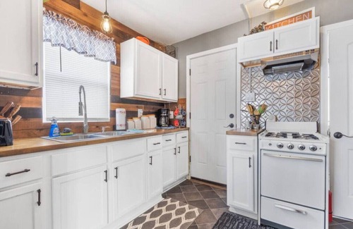 Lexington House | The Love Shack! Hot Tub, Great Couples Get Away!